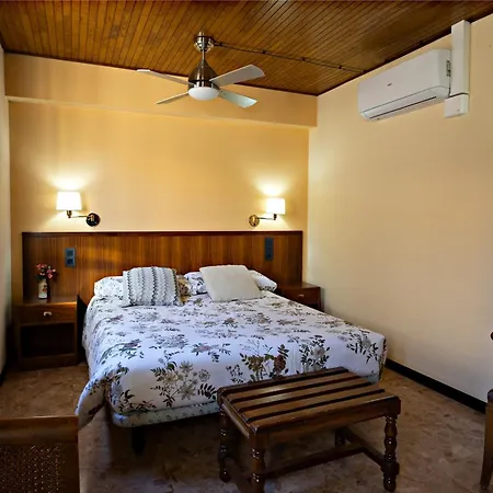 Victor Hotel Oliana